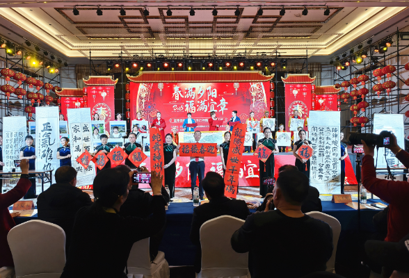 县老年大学举行文艺汇演 载歌载舞迎新年